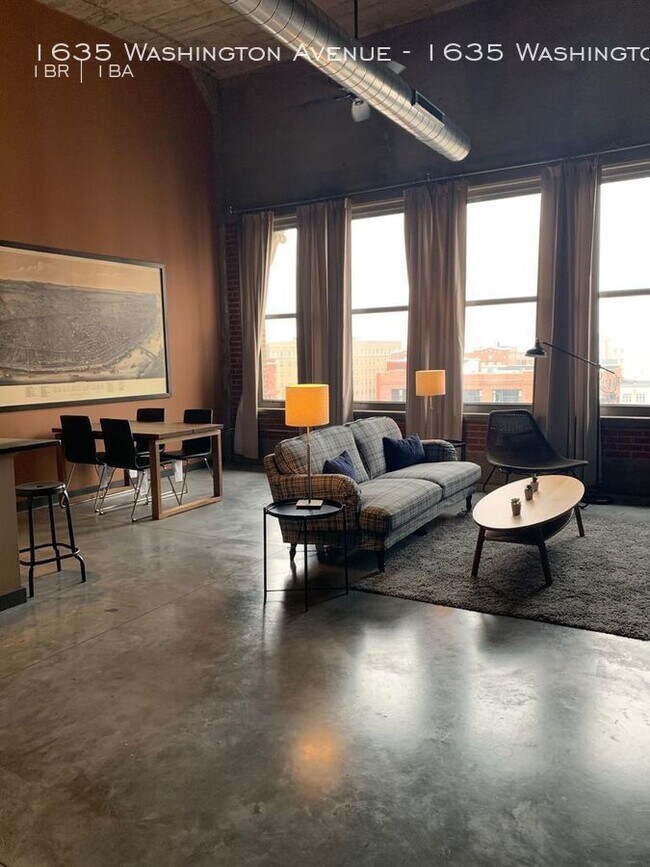 Building Photo - Spacious downtown loft