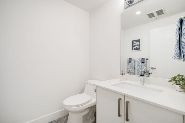 Building Photo - 20449 Park Ave