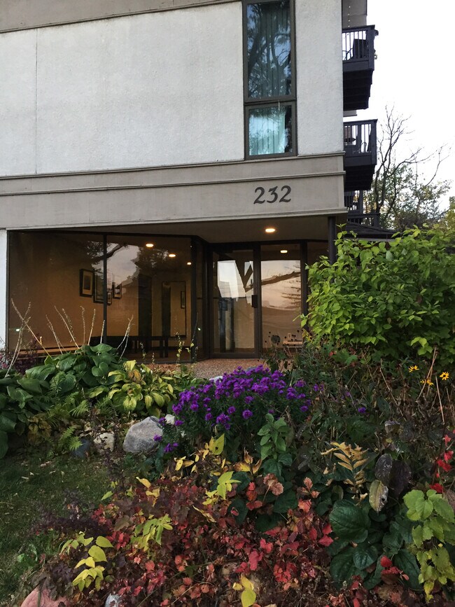 Building Photo - 232 W Franklin Ave