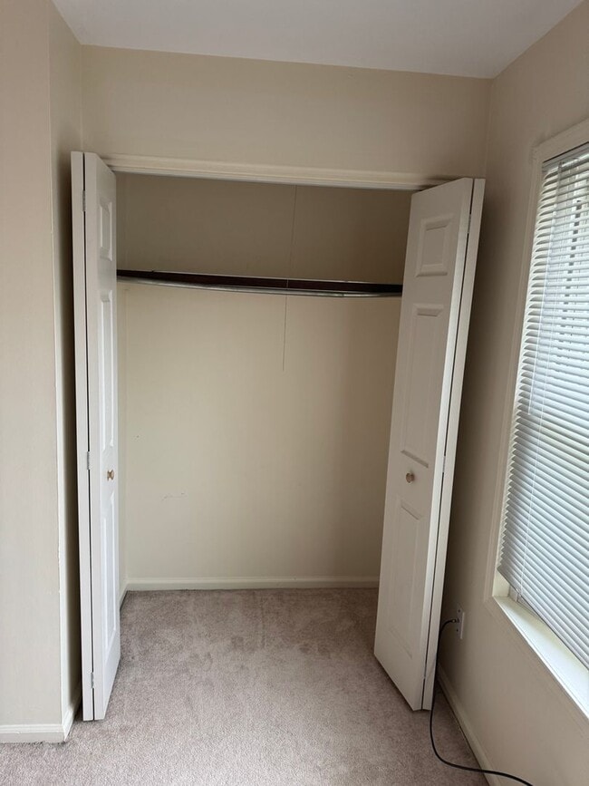 Building Photo - 2 bedroom 1.5 bath townhome near Mercyhurs...