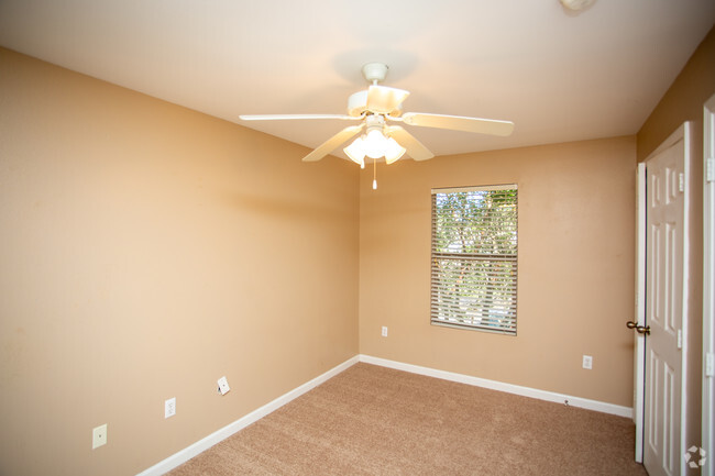 B1 - 12R 2HABx1BA 901 ft² - Melrose Apartments