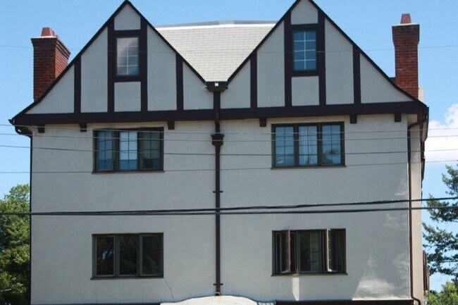 Frente - 64 Parkway Rd