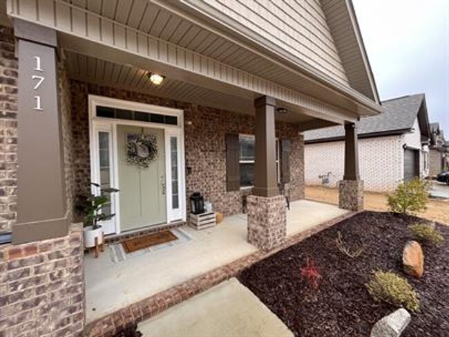 Foto del edificio - Beautiful 4-Bedroom Home with Office, Bonu...