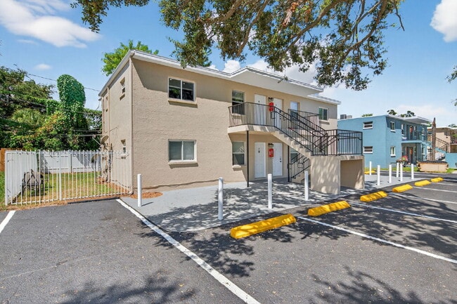 Foto del edificio - Spacious 2 bed apartment with fenced courtyard, parking, payment plans available for security dep...