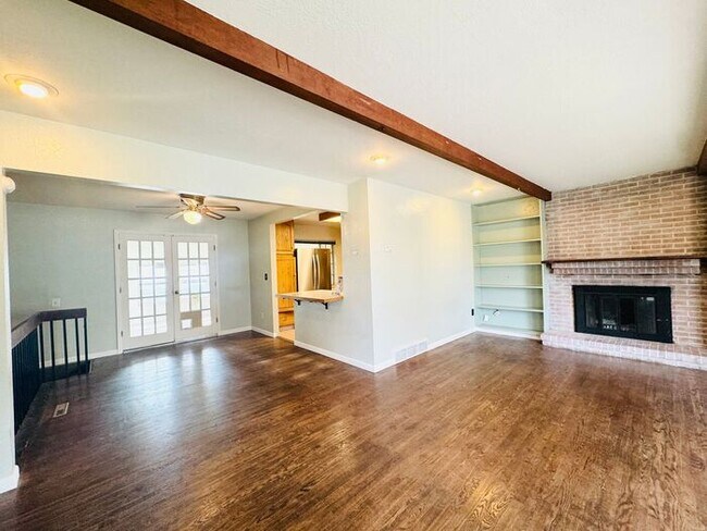 Building Photo - Large 7 room 3 bath House In Greeley