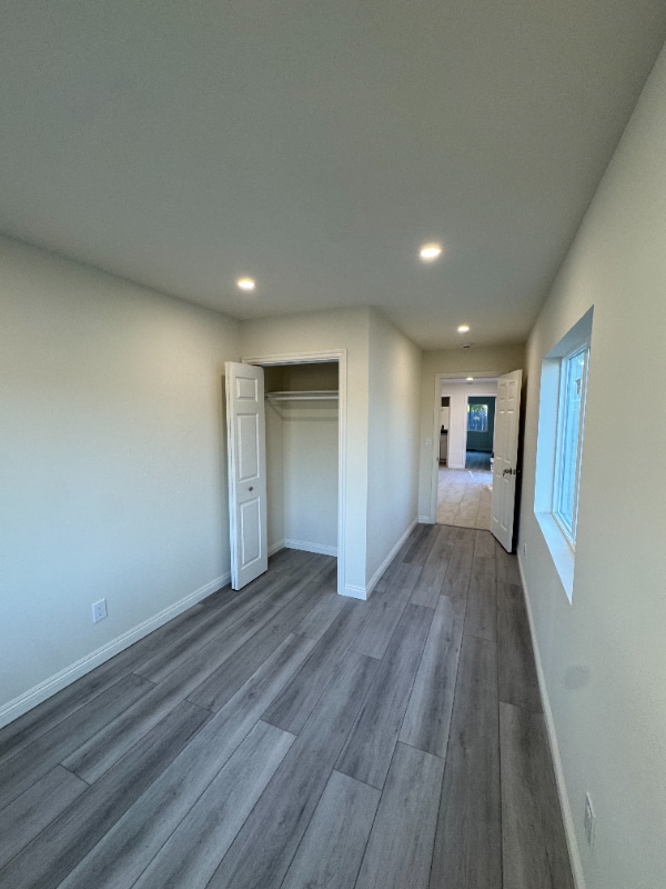 Building Photo - 890 E Avenida De Los Arboles