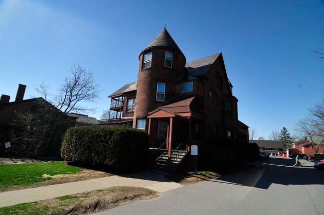 Building Photo - 288 Main St