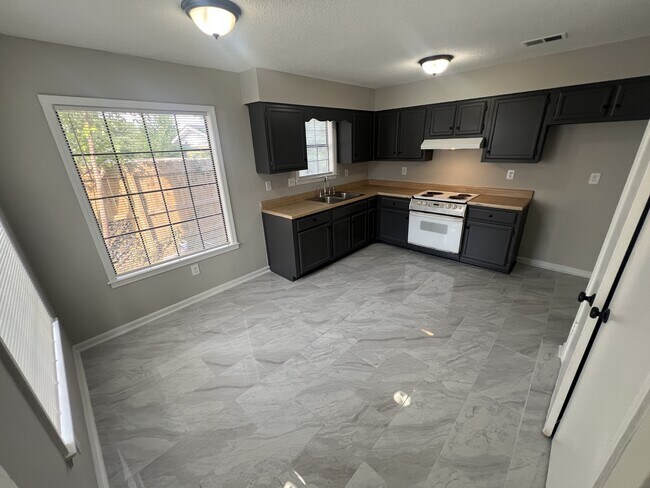 Foto del edificio - 6950 Hillshire Dr