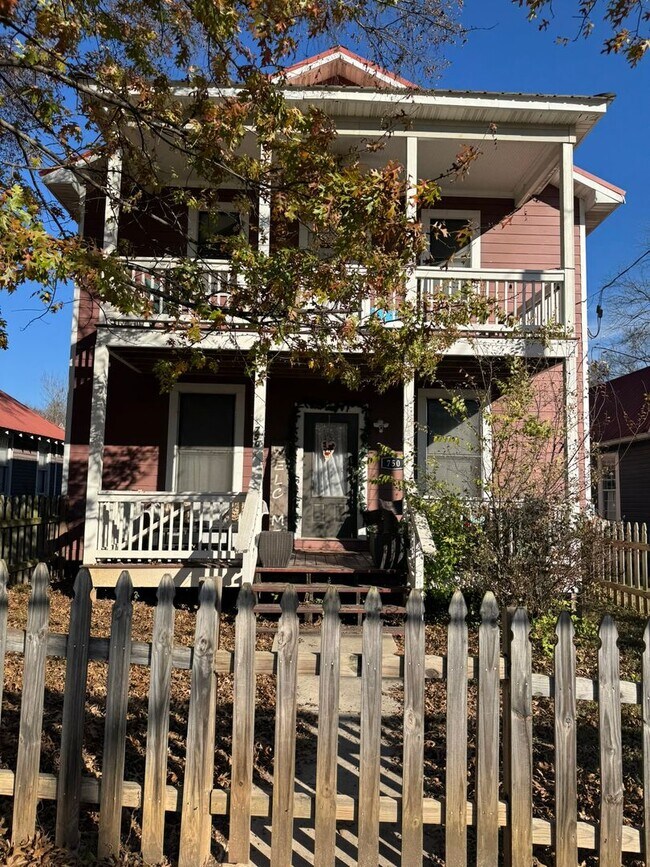 Building Photo - Awesome Townhome On Barber St.!