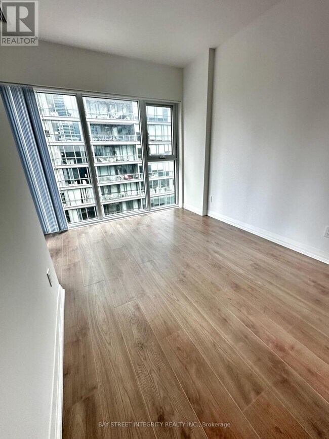 Photo du bâtiment - 400 King St W