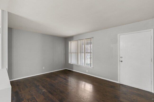 Foto del edificio - MOVE IN READY! Passed Occupancy. Move in before the holidays!