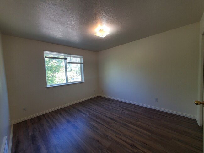 Building Photo - 630 Linden Dr