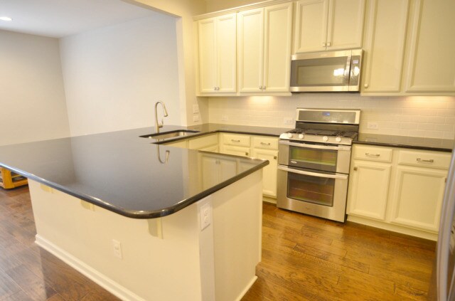 Building Photo - Beautiful 3 Bedroom Townhouse in Waterston...
