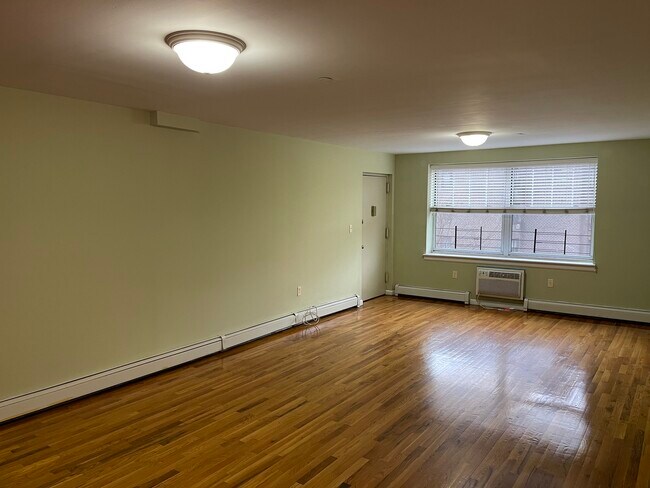 Livingroom - 191A W Kingsbridge Rd