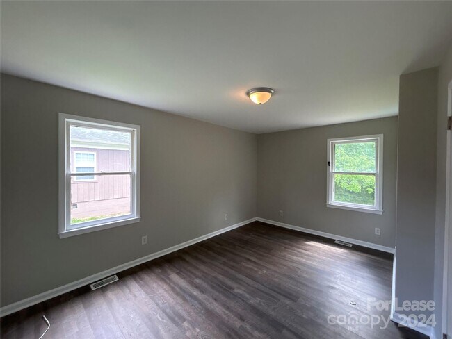 Foto del edificio - 1015 Old Plank Rd