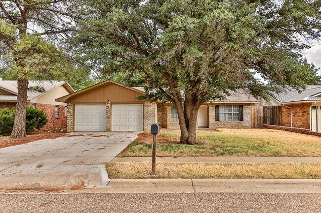 Building Photo - Pre-Leasing for Fall 2025 - 3 Bedroom Loca...