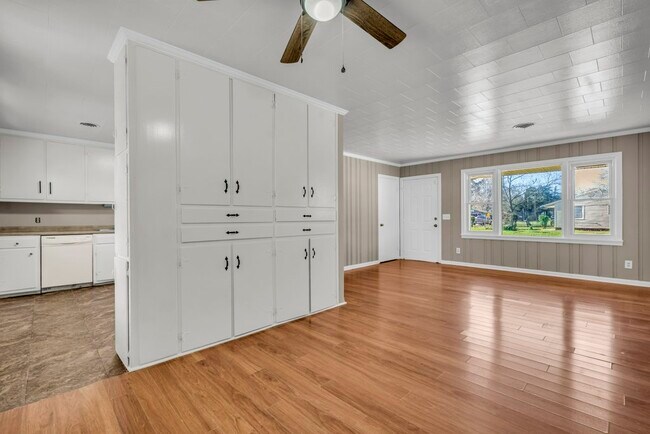 Building Photo - 266 McHall Dr