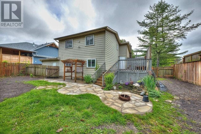 Building Photo - 19 Leaside Dr