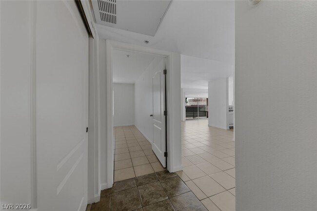 Building Photo - 2101 Blue Breeze Dr