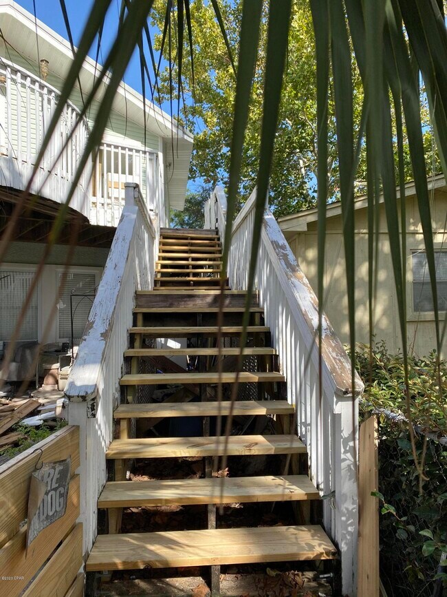 Building Photo - 220 Christmas Tree Ln