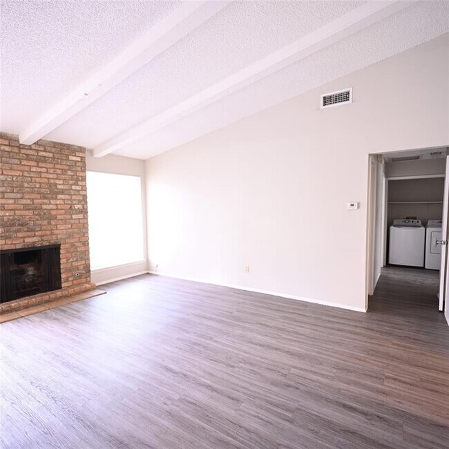 Building Photo - 208 W William Cannon Dr