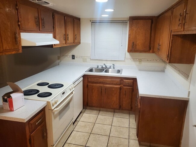 Building Photo - Large 3 Bedroom, 2 Bath Home on NE