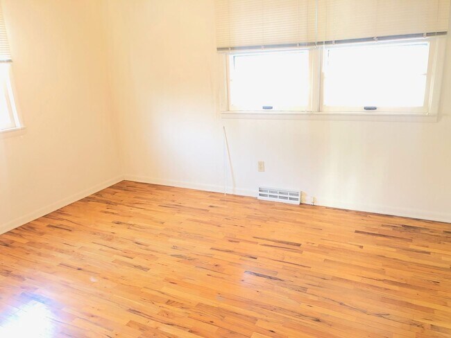 Foto del edificio - Extremely sharp, clean and roomy 2 BR Duplex in great location in Normal