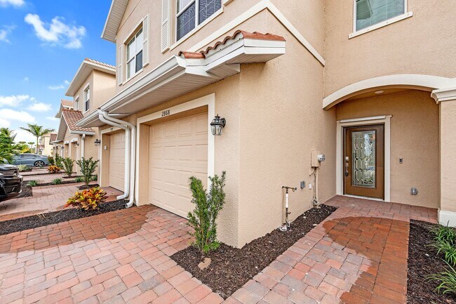 Foto del edificio - Brand New-Annual rental unfurnished Townhouse