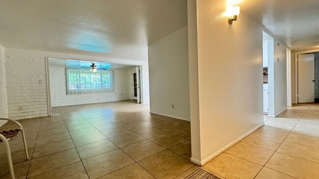 Building Photo - Eastside (Kolb and Stella) 5 bedroom house with a pool and large yard!