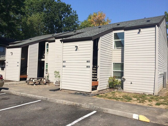 Building Photo - Large 1 bedroom with free parking