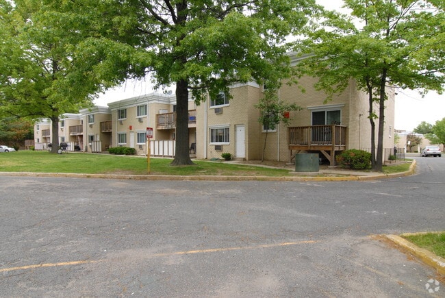 Building Photo - Lake Estates