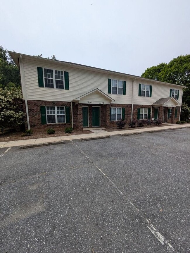 Building Photo - 1316 14th St Dr NE