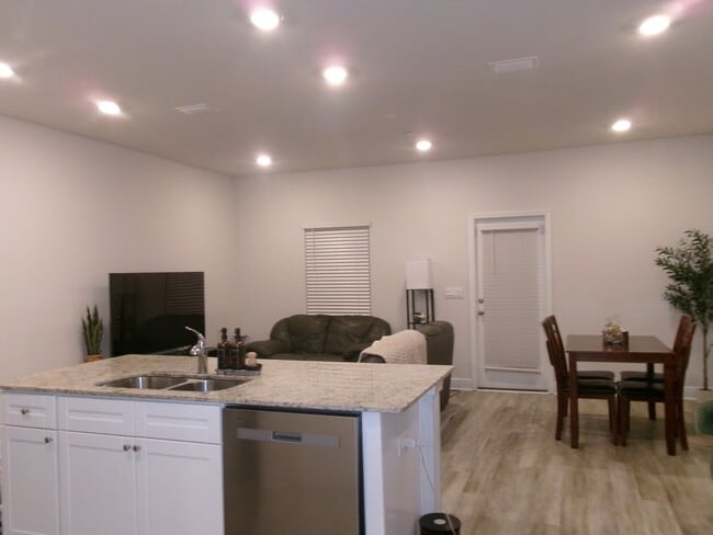 Building Photo - 7138 Village Ln