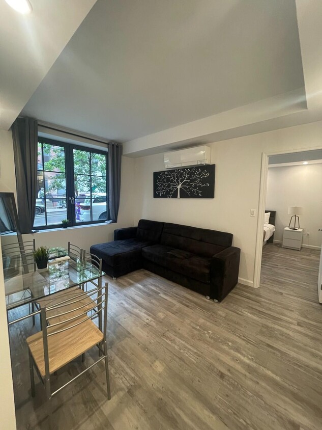 Foto principal - 433 W 53rd St