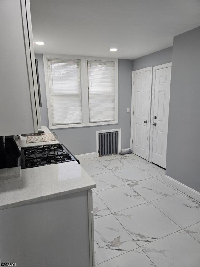 Foto del edificio - 140 Wakeman Ave