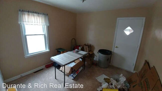 Building Photo - 3 br, 1 bath House - 8614 W Keefe Ave