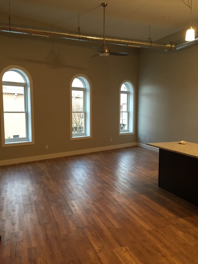 Gran salón - 103 W Middle St