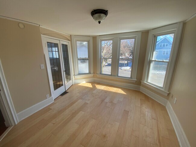 Foto del edificio - 2547 N Oakland Ave