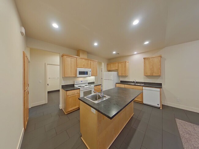 Foto del edificio - Newer Duplex Near Autzen Stadium - 3Bed/2Bath Home!