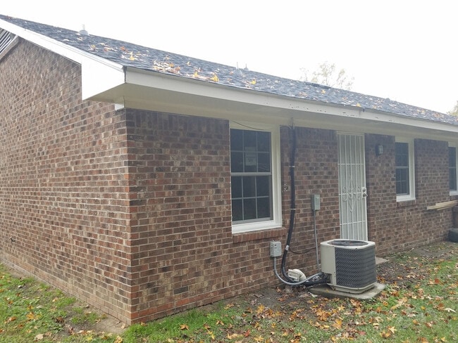Building Photo - 1705 Snowden Dr SE