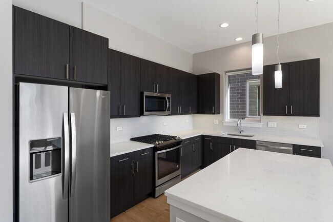 Foto del edificio - 2528 W Addison St