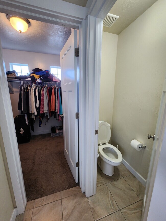 Building Photo - 1062 W Stonehaven Dr