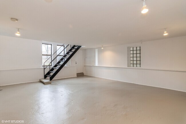Building Photo - 822 W 19th St
