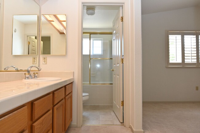 Foto del edificio - 2 story home, gated community, near Shops ...