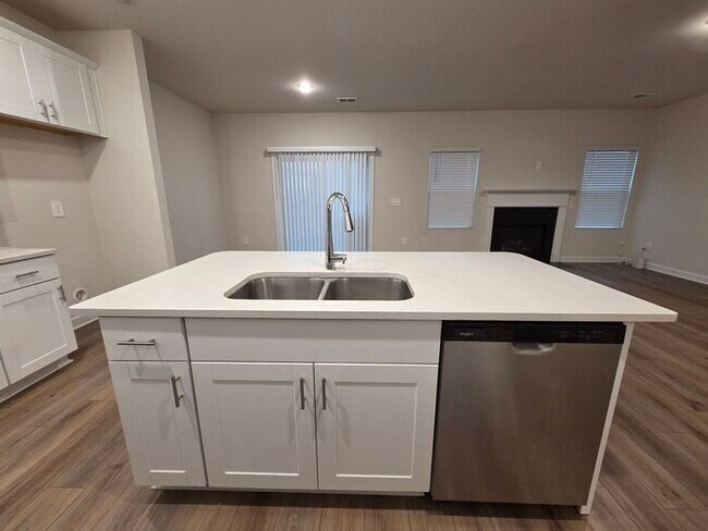 Building Photo - Beautiful and spacious! Ready for move in!