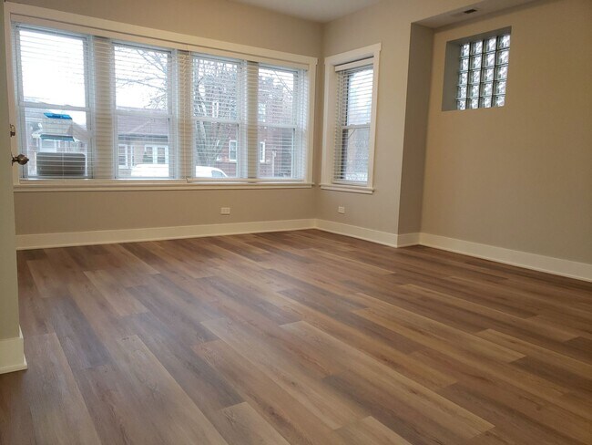 Building Photo - 3035 N Kilpatrick Ave