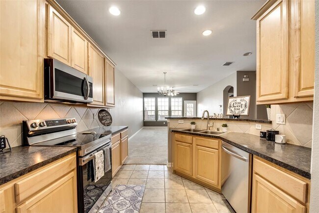 Building Photo - 1729 Brookview Dr