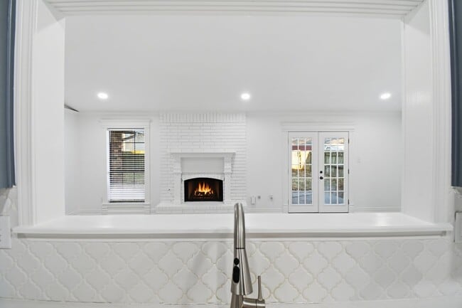 Building Photo - 4 Bed | 2 Bath in Broken Arrow!