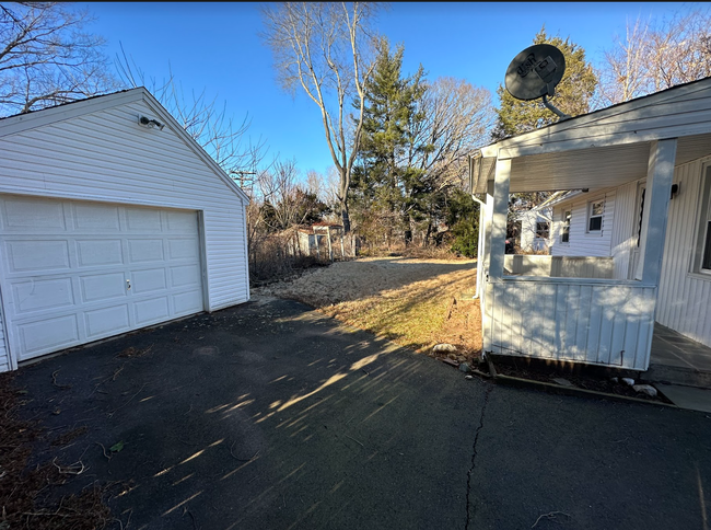 Building Photo - Beautiful Renovated 4 bedroom Single Famil...