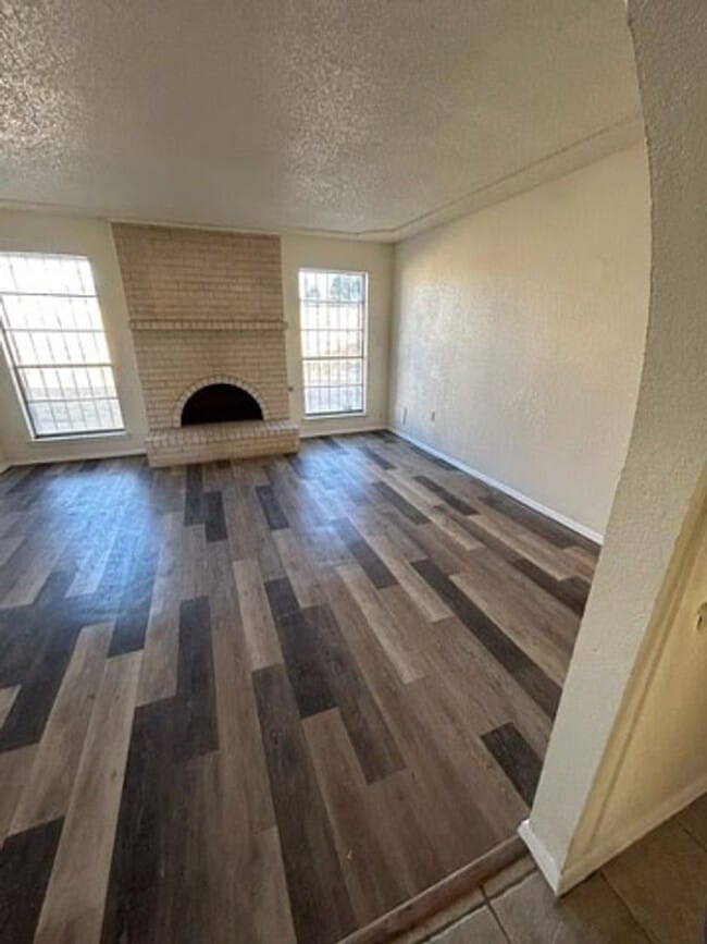 Building Photo - 3 Bed 1.5 Bath Home Available!
